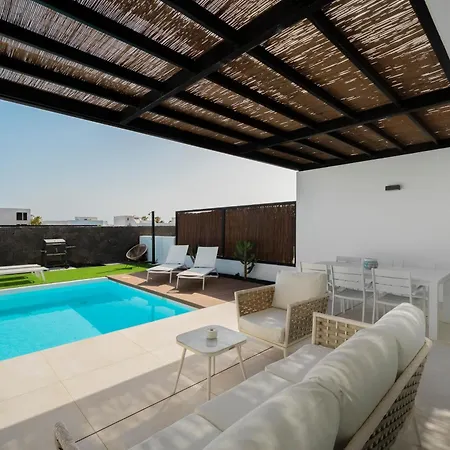 Desi Relaxing With Private Pool Playa Blanca